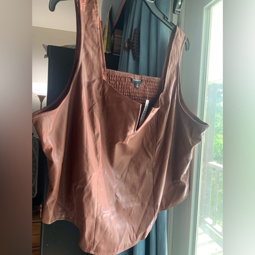 😍😍SUPER CUTE PLUS SIZE BROWN FAUX LEATHER TORRID TOP! ELASTIC ACROSS THE BACK